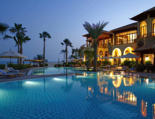 pool-with-palm-tree-house-background-min